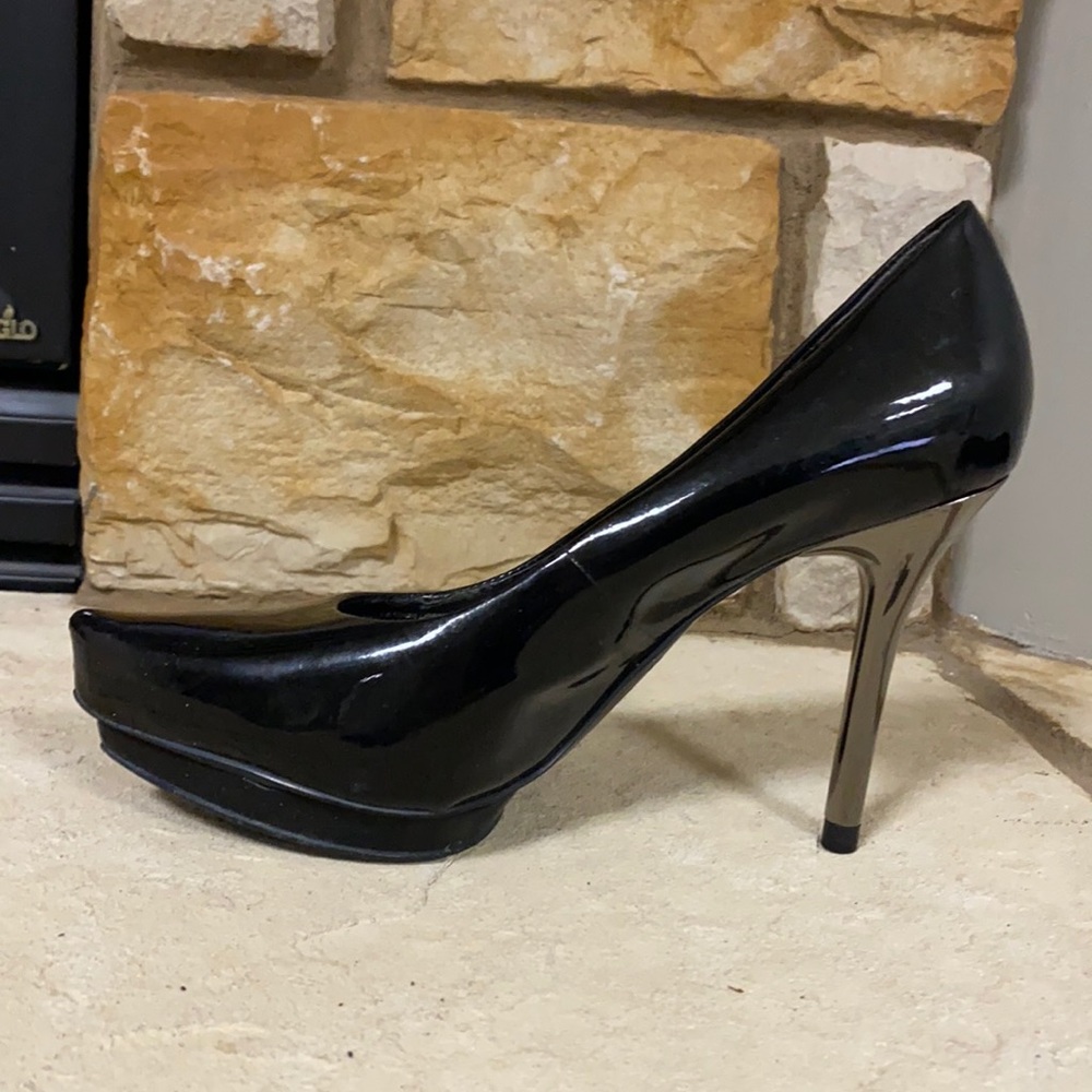Black pumps